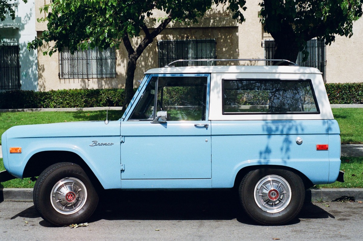 67 Ford Bronco - Baby blue with a whit top